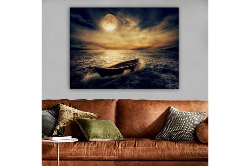 Canvastavla 70x100 cm - Ensam båt glider fram över en spegelblanka sjö under en stor, lysande måne - Mörkblå / Gyllene / Grå - Inredning - Tavlor & konst - Canvastavlor