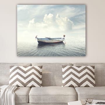 Canvastavla 70x100 cm - Ensam båt som flyter på stilla vatten under en ljus himmel med moln - Blå / Vit / Grå - Inredning - Tavlor & konst - Canvastavlor