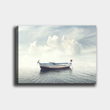 Canvastavla 70x100 cm - Ensam båt som flyter på stilla vatten under en ljus himmel med moln - Blå / Vit / Grå - Inredning - Tavlor & konst - Canvastavlor