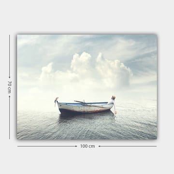 Canvastavla 70x100 cm - Ensam båt som flyter på stilla vatten under en ljus himmel med moln - Blå / Vit / Grå - Inredning - Tavlor & konst - Canvastavlor