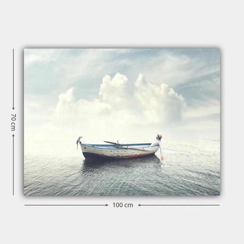 Canvastavla 70x100 cm - Ensam båt som flyter på stilla vatten under en ljus himmel med moln - Blå / Vit / Grå - Inredning - Tavlor & konst - Canvastavlor