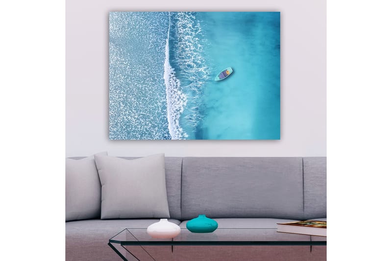 Canvastavla 70x100 cm - Ensam båt på ett klart, turkost hav med vita vågor som rullar in mot stranden - Turkos / Vit - Inredning - Tavlor & konst - Canvastavlor