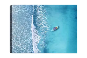 Canvastavla 70x100 cm - Ensam båt på ett klart, turkost hav med vita vågor som rullar in mot stranden - Turkos / Vit - Inredning - Tavlor & konst - Canvastavlor
