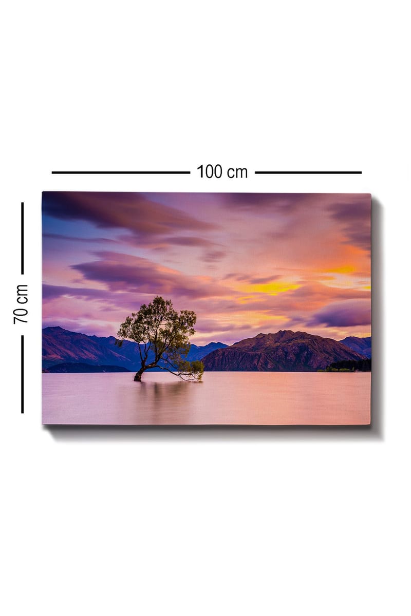 Canvastavla 70x100 cm - Ensam trädstam i en spegelblanka sjö med fjärran berg i bakgrunden under en färgsprakande himmel vid solnedgången - Lila / Grön / Orange - Inredning - Tavlor & konst - Canvastavlor
