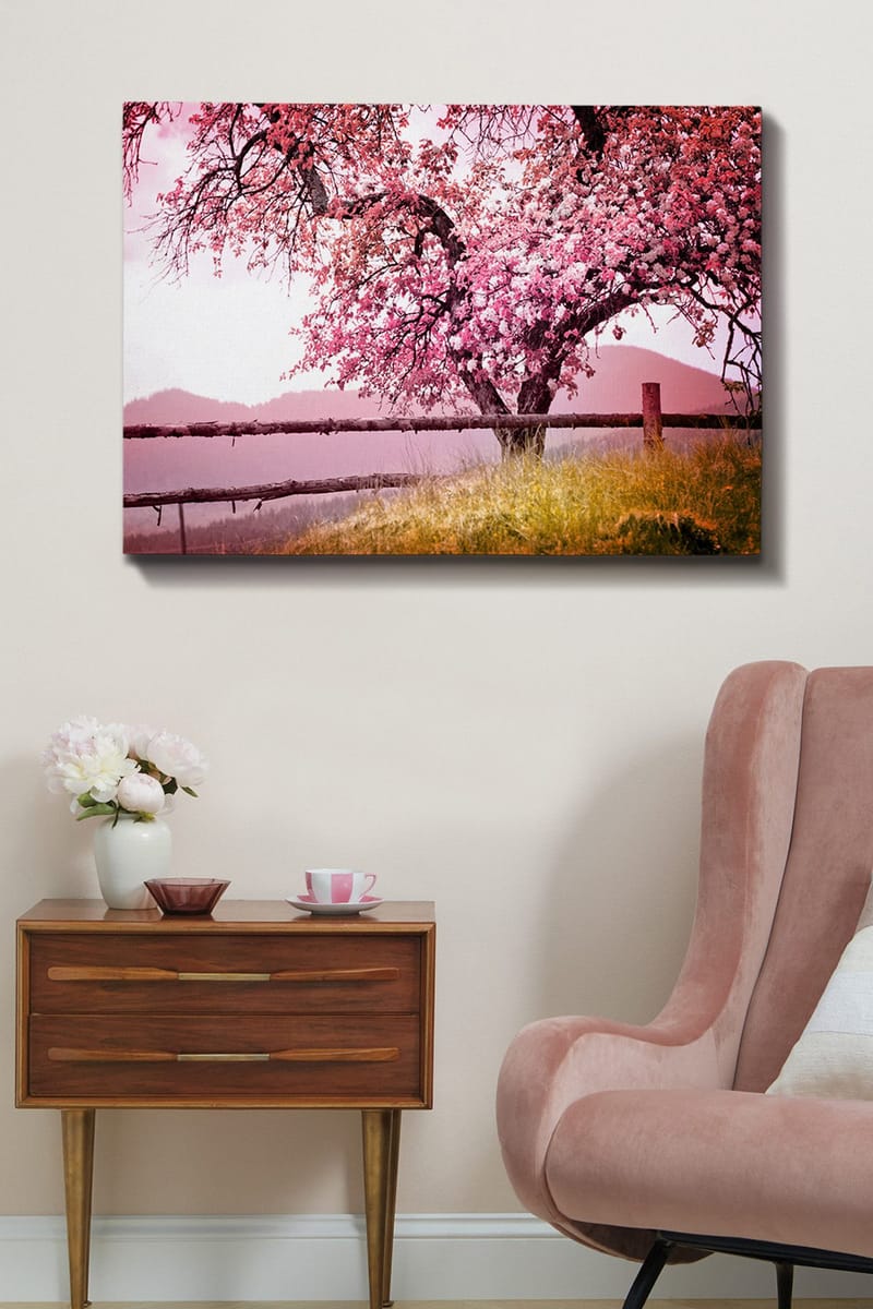 Canvastavla 70x100 cm - Ett blommande körsbärsträd i en idyllisk landskapsmiljö - Rosa / Grön / Brun - Inredning - Tavlor & konst - Canvastavlor