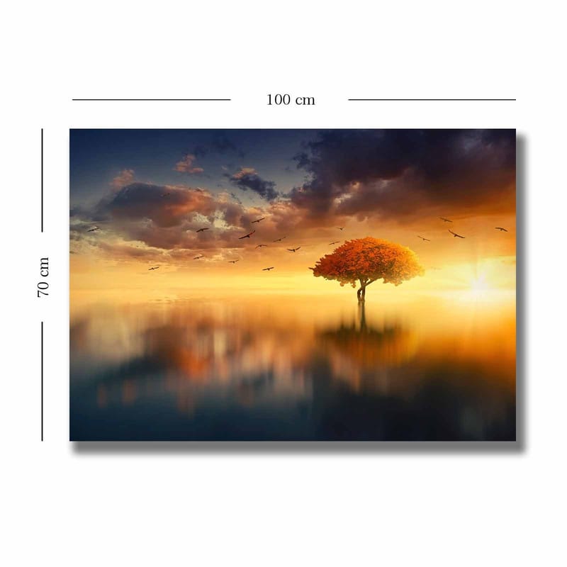 Canvastavla 70x100 cm - Ett ensamt träd med en lysande orange krona i en drömlik landskapsscen med solnedgång - Orange / Blå / Guld - Inredning - Tavlor & konst - Canvastavlor