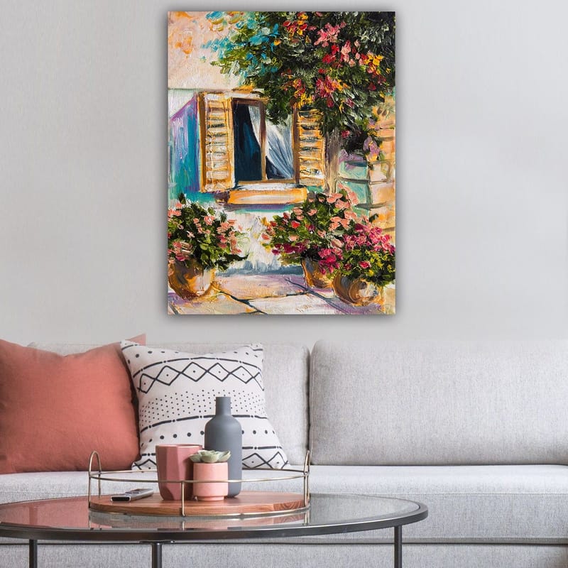 Canvastavla 70x100 cm - Ett fönster med öppna persienner omgiven av blommor i krukor - Grön / Rosa / Beige - Inredning - Tavlor & konst - Canvastavlor