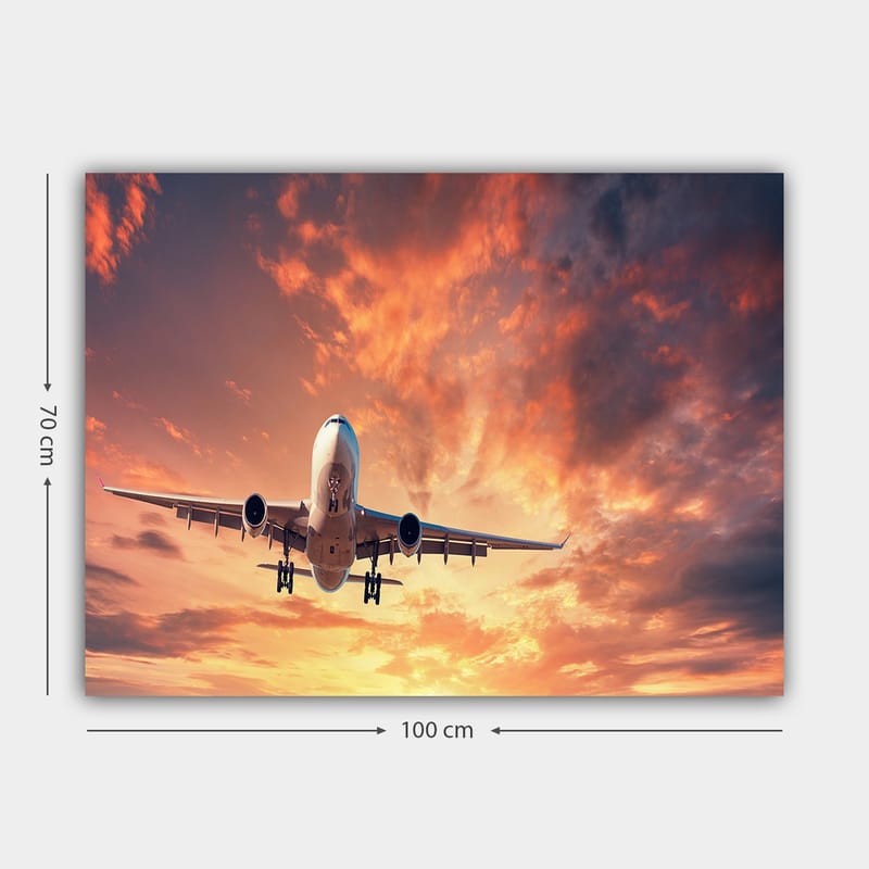 Canvastavla 70x100 cm - Ett flygplan som landar mot en dramatisk solnedgång med färgglada moln - Orange / Lila / Blå - Inredning - Tavlor & konst - Canvastavlor