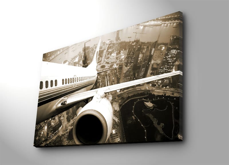Canvastavla 70x100 cm - Ett flygplan som svävar över en stad i skymningsljus - Svart / Vit / Grå - Inredning - Tavlor & konst - Canvastavlor