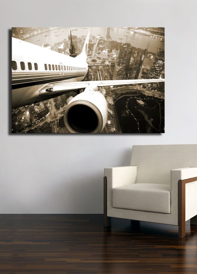 Canvastavla 70x100 cm - Ett flygplan som svävar över en stad i skymningsljus - Svart / Vit / Grå - Inredning - Tavlor & konst - Canvastavlor