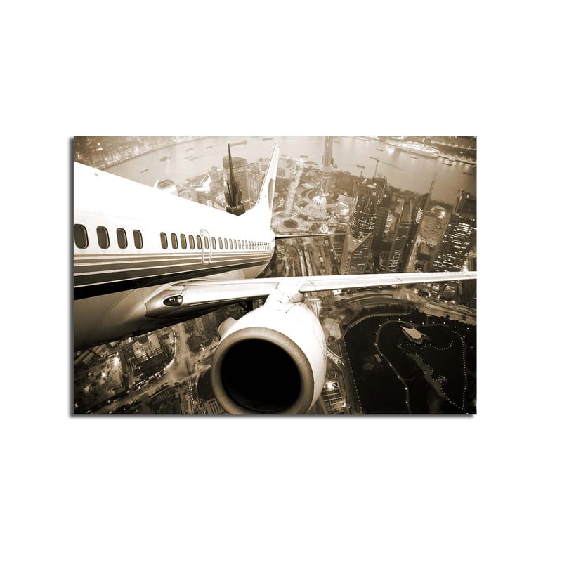 Canvastavla 70x100 cm - Ett flygplan som svävar över en stad i skymningsljus - Svart / Vit / Grå - Inredning - Tavlor & konst - Canvastavlor