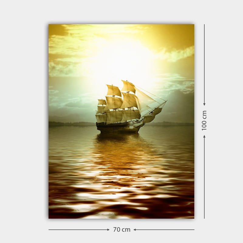 Canvastavla 70x100 cm - Ett majestätiskt segelfartyg som glider fram över en spegelblanka yta i ett gyllene ljus - Guld / Brunt / Beige - Inredning - Tavlor & konst - Canvastavlor