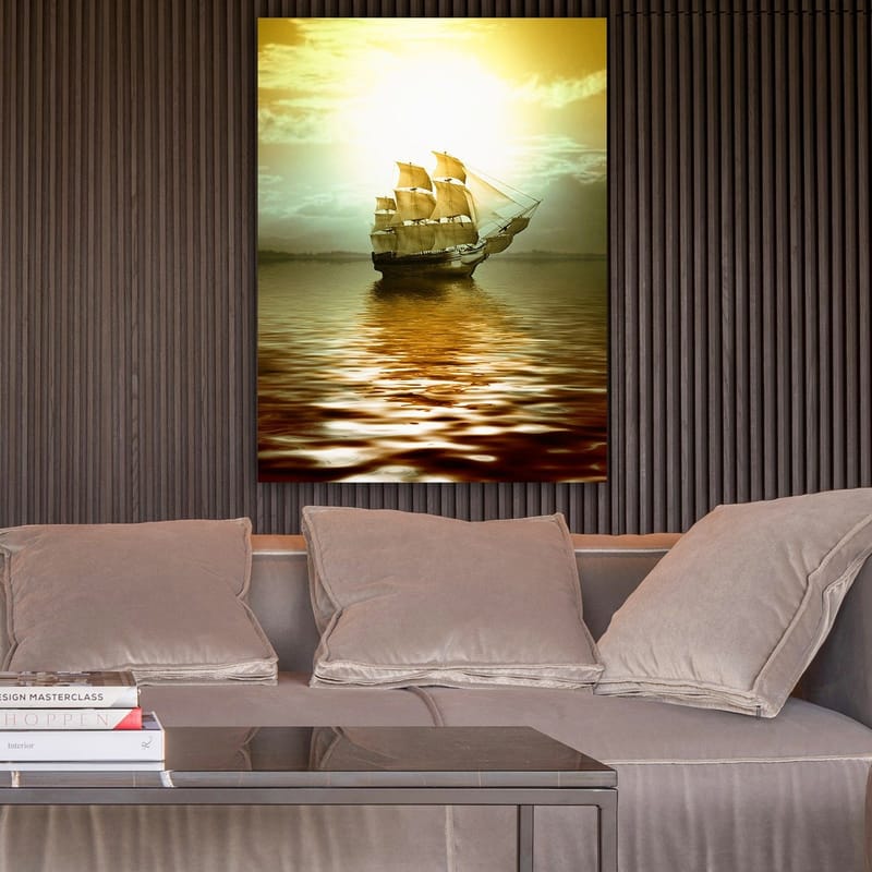 Canvastavla 70x100 cm - Ett majestätiskt segelfartyg som glider fram över en spegelblanka yta i ett gyllene ljus - Guld / Brunt / Beige - Inredning - Tavlor & konst - Canvastavlor