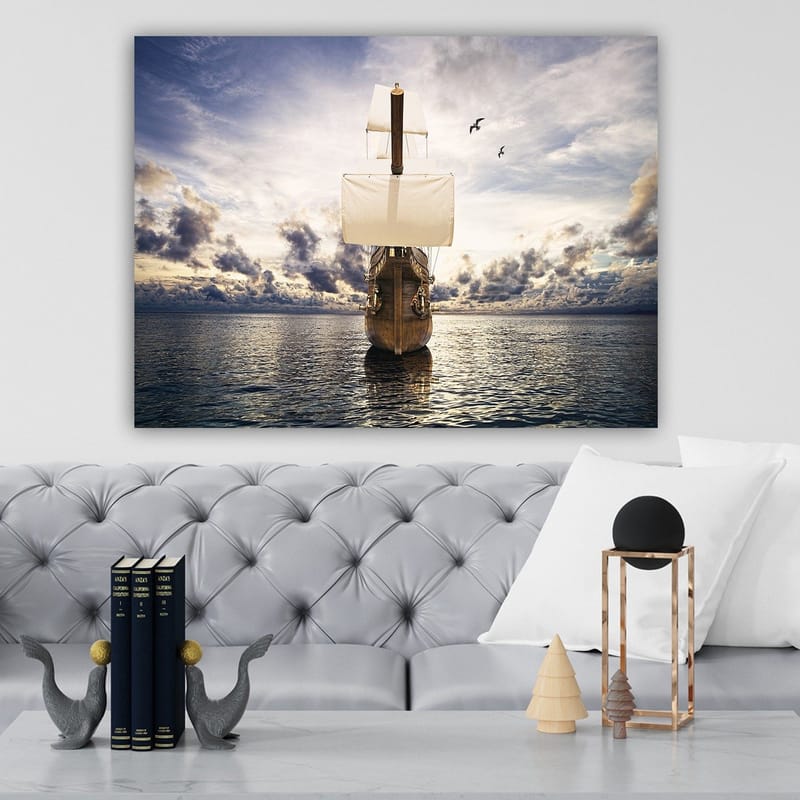 Canvastavla 70x100 cm - Ett majestätiskt segelfartyg som navigerar genom stilla vatten under en dramatisk himmel - Brun / Vit / Blå - Inredning - Tavlor & konst - Canvastavlor