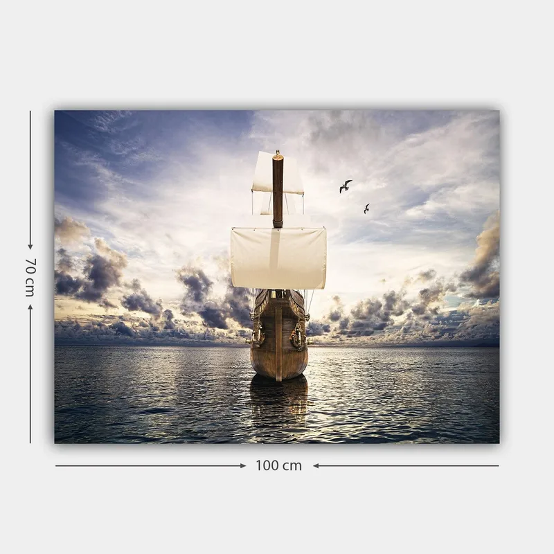 Canvastavla 70x100 cm - Ett majestätiskt segelfartyg som navigerar genom stilla vatten under en dramatisk himmel - Brun / Vit / Blå - Inredning - Tavlor & konst - Canvastavlor