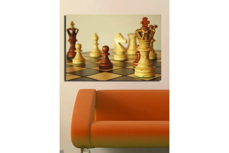 Canvastavla 70x100 cm - Ett schackbräde med träpjäser i fokus, där drottningen står framträdande - Ljusbrun / Mörkbrun / Beige - Inredning - Tavlor & konst - Canvastavlor