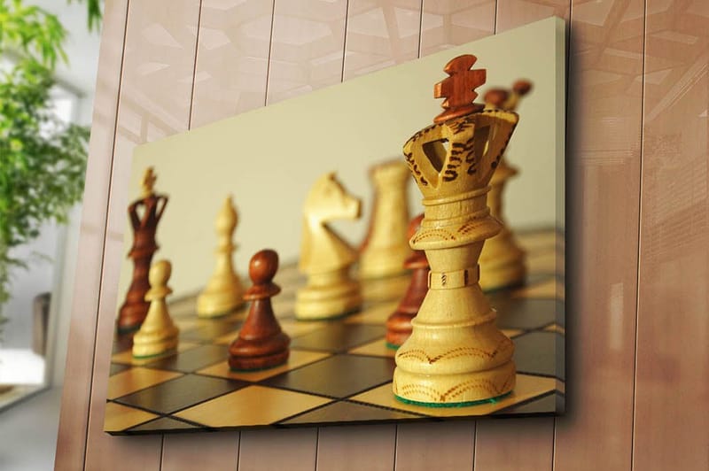 Canvastavla 70x100 cm - Ett schackbräde med träpjäser i fokus, där drottningen står framträdande - Ljusbrun / Mörkbrun / Beige - Inredning - Tavlor & konst - Canvastavlor