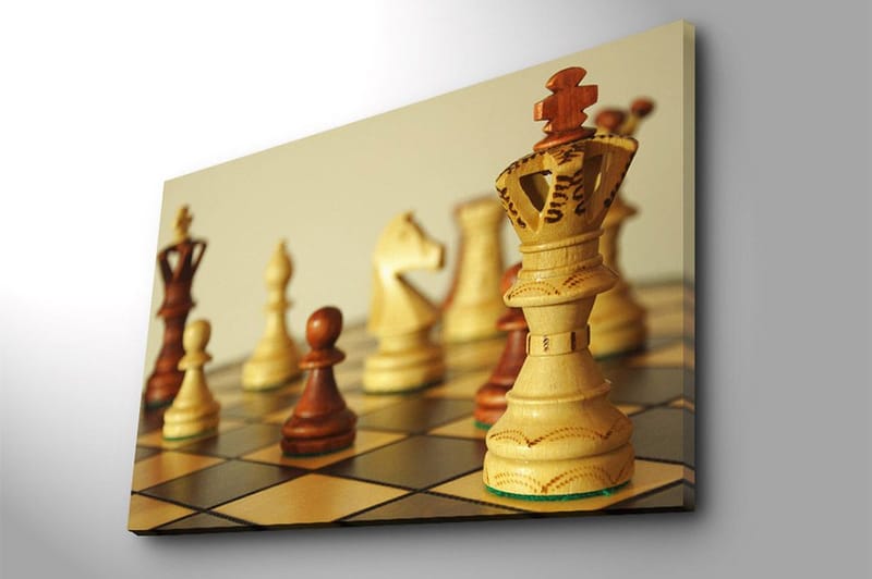 Canvastavla 70x100 cm - Ett schackbräde med träpjäser i fokus, där drottningen står framträdande - Ljusbrun / Mörkbrun / Beige - Inredning - Tavlor & konst - Canvastavlor