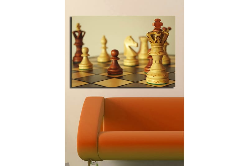 Canvastavla 70x100 cm - Ett schackbräde med träpjäser i fokus, där drottningen står framträdande - Ljusbrun / Mörkbrun / Beige - Inredning - Tavlor & konst - Canvastavlor