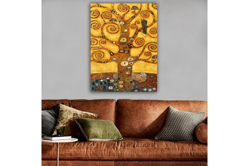 Canvastavla 70x100 cm - Ett stiliserat träd med snurriga grenar och en fågel, mot en gyllene bakgrund - Guld / Brun / Svart - Inredning - Tavlor & konst - Canvastavlor