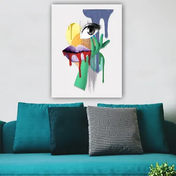 Canvastavla 70x100 cm - Ett surrealistiskt porträtt med en öga, läppar och en hand i livfulla färger - Grön / Lila / Röd - Inredning - Tavlor & konst - Canvastavlor