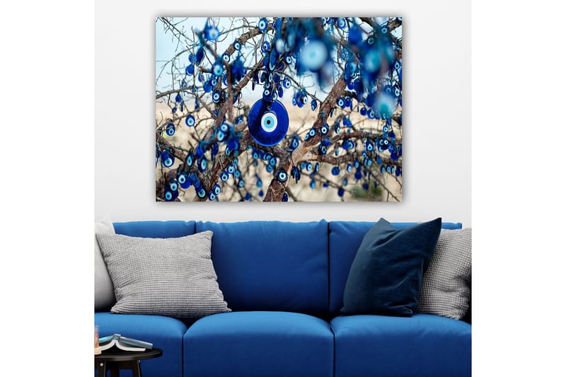 Canvastavla 70x100 cm - Ett träd dekorerat med blå ögonamuletter som symboliserar skydd och tur - Mörkblå / Ljusblå / Vit - Inredning - Tavlor & konst - Canvastavlor