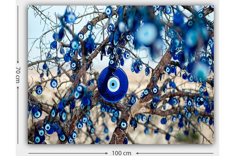 Canvastavla 70x100 cm - Ett träd dekorerat med blå ögonamuletter som symboliserar skydd och tur - Mörkblå / Ljusblå / Vit - Inredning - Tavlor & konst - Canvastavlor
