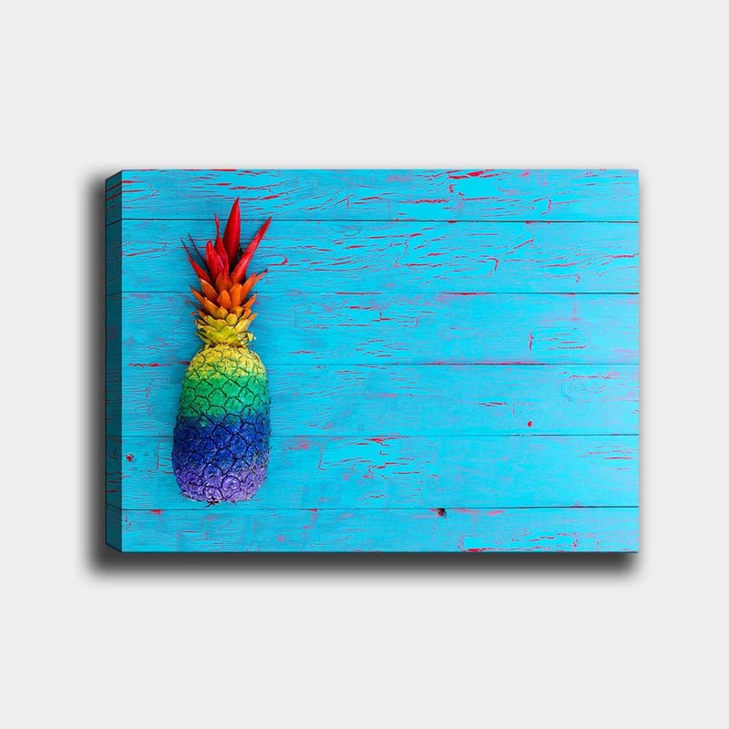 Canvastavla 70x100 cm - Färgglad ananas mot en ljusblå bakgrund, Blå / Grön / Röd