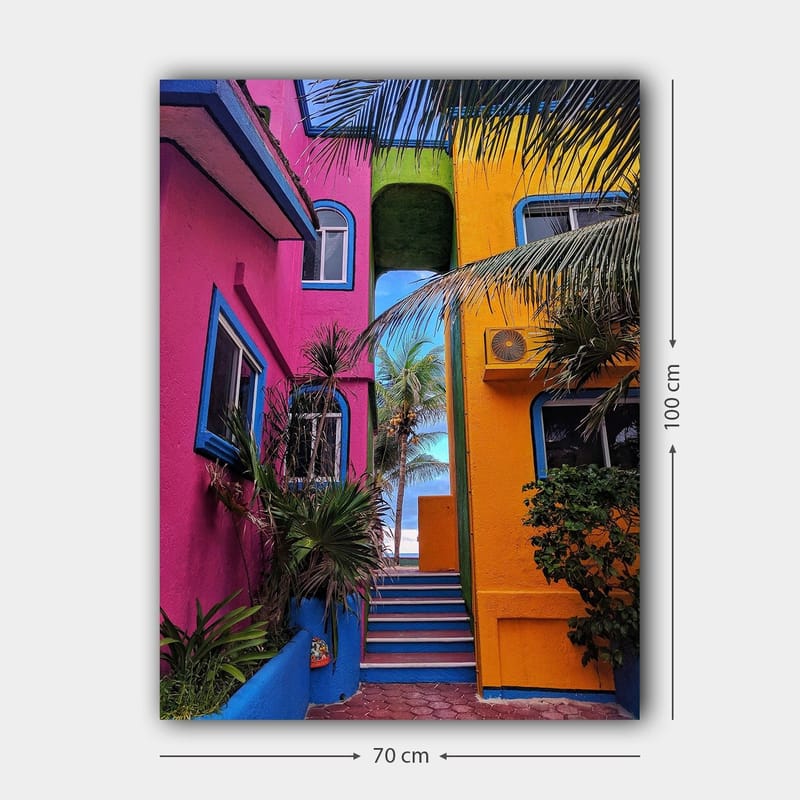 Canvastavla 70x100 cm - Färgglad arkitektur med en trappa som leder genom en livlig gränd - Rosa / Gul / Blå - Inredning - Tavlor & konst - Canvastavlor