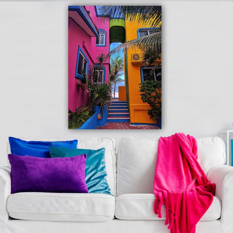 Canvastavla 70x100 cm - Färgglad arkitektur med en trappa som leder genom en livlig gränd - Rosa / Gul / Blå - Inredning - Tavlor & konst - Canvastavlor