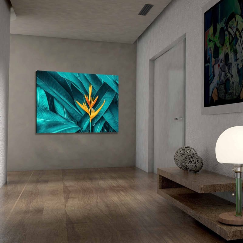 Canvastavla 70x100 cm - Färgglad blomma omgiven av stora, gröna blad - Turkos / Gul - Inredning - Tavlor & konst - Canvastavlor