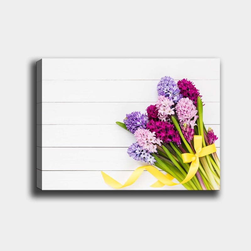 Canvastavla 70x100 cm - Färgglad bukett av hyacinter med en gul rosett - Lila / Rosa / Gul - Inredning - Tavlor & konst - Canvastavlor