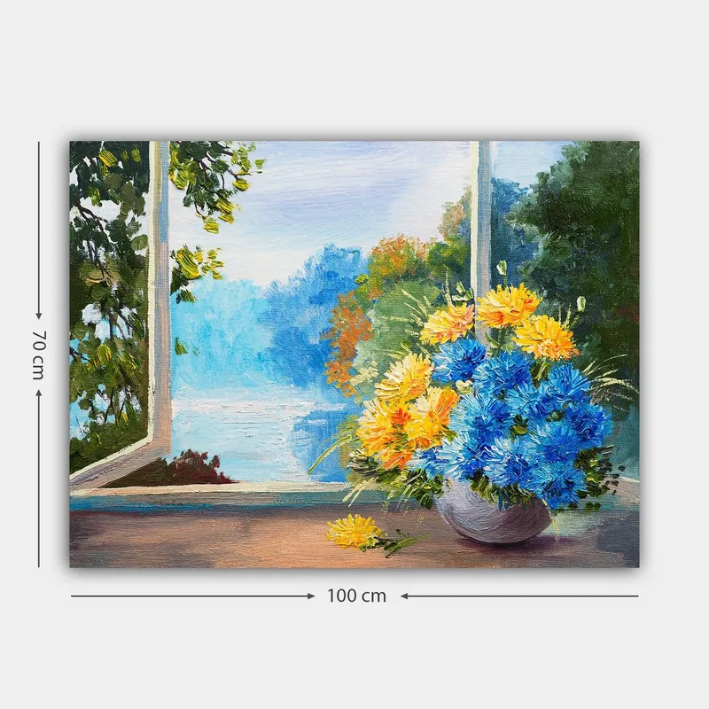 Canvastavla 70x100 cm - Färgglad bukett med blå och gula blommor i en vas, placerad vid ett fönster med utsikt över en naturskön landskap - Blå / Gul - Inredning - Tavlor & konst - Canvastavlor