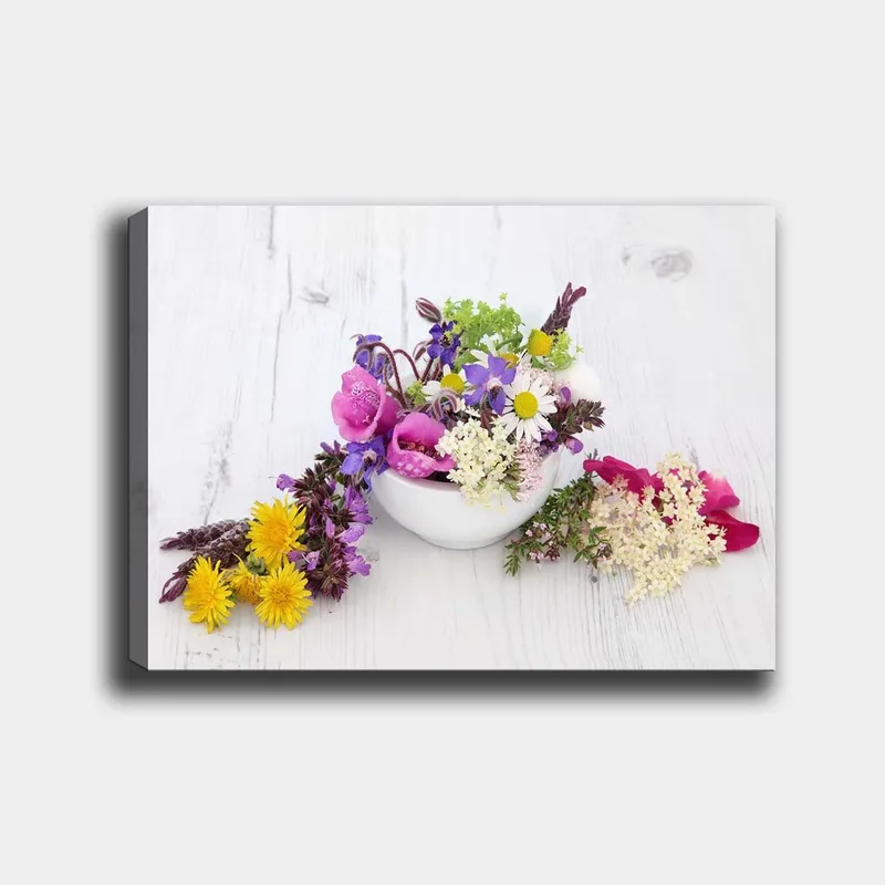 Canvastavla 70x100 cm - Färgglad bukett med blommor i en vit skål - Lila / Gul / Rosa - Inredning - Tavlor & konst - Canvastavlor