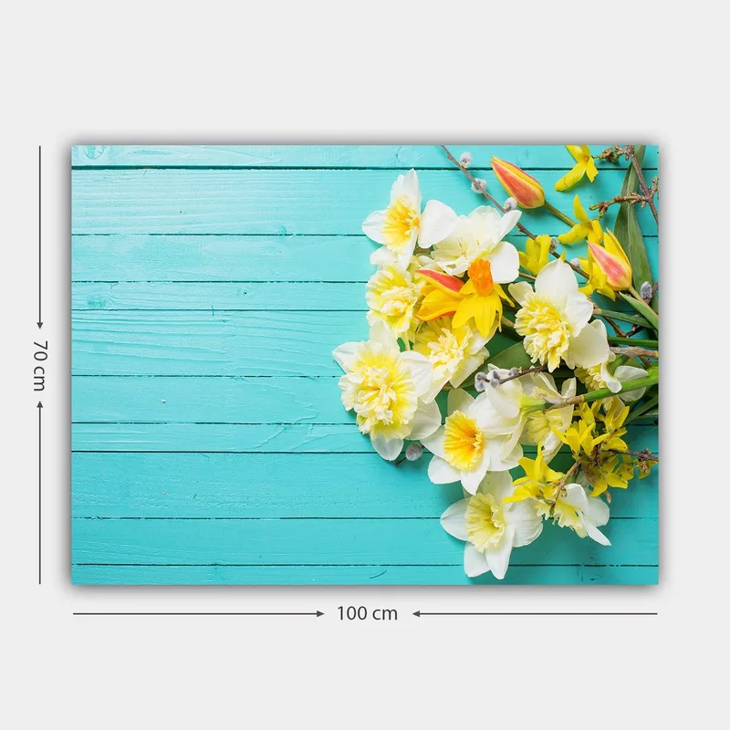 Canvastavla 70x100 cm - Färgglad bukett med blommor på en turkos träyta - Turkos / Vit / Gul - Inredning - Tavlor & konst - Canvastavlor