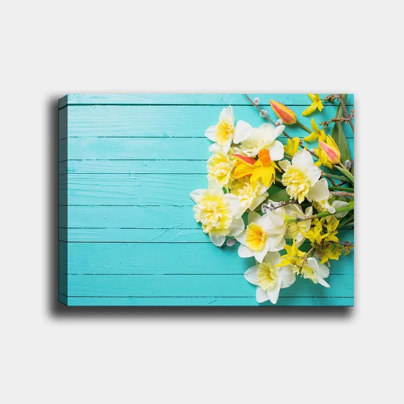 Canvastavla 70x100 cm - Färgglad bukett med blommor på en turkos träyta, Turkos / Vit / Gul