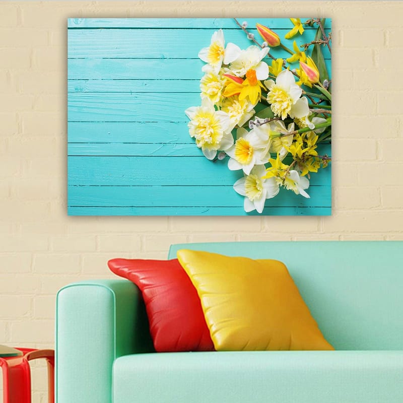 Canvastavla 70x100 cm - Färgglad bukett med blommor på en turkos träyta - Turkos / Vit / Gul - Inredning - Tavlor & konst - Canvastavlor