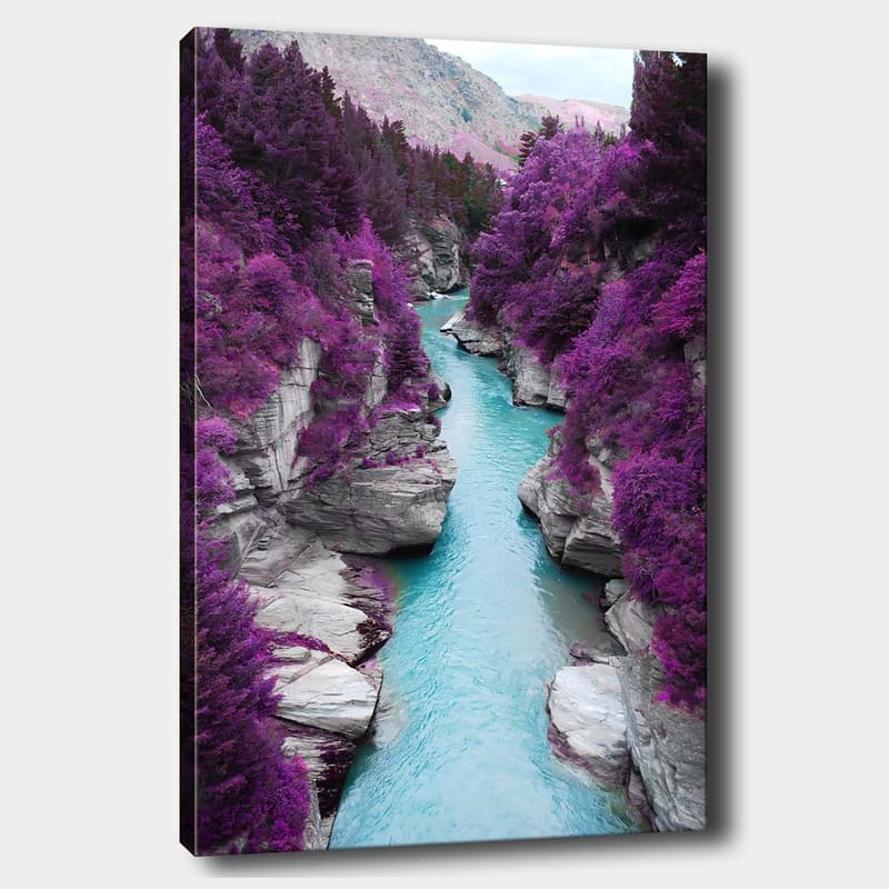 Canvastavla 70x100 cm - Färgglad flod som slingrar sig genom en bergsklyfta omgiven av lila träd och klippor - Lila / Turkos - Inredning - Tavlor & konst - Canvastavlor