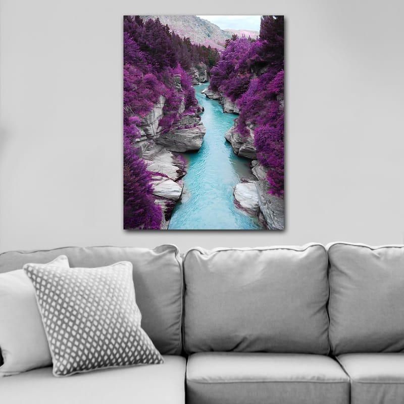 Canvastavla 70x100 cm - Färgglad flod som slingrar sig genom en bergsklyfta omgiven av lila träd och klippor - Lila / Turkos - Inredning - Tavlor & konst - Canvastavlor