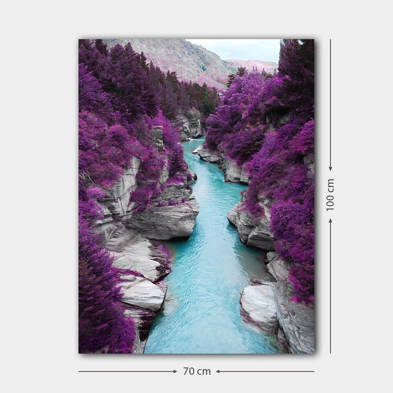 Canvastavla 70x100 cm - Färgglad flod som slingrar sig genom en bergsklyfta omgiven av lila träd och klippor - Lila / Turkos - Inredning - Tavlor & konst - Canvastavlor