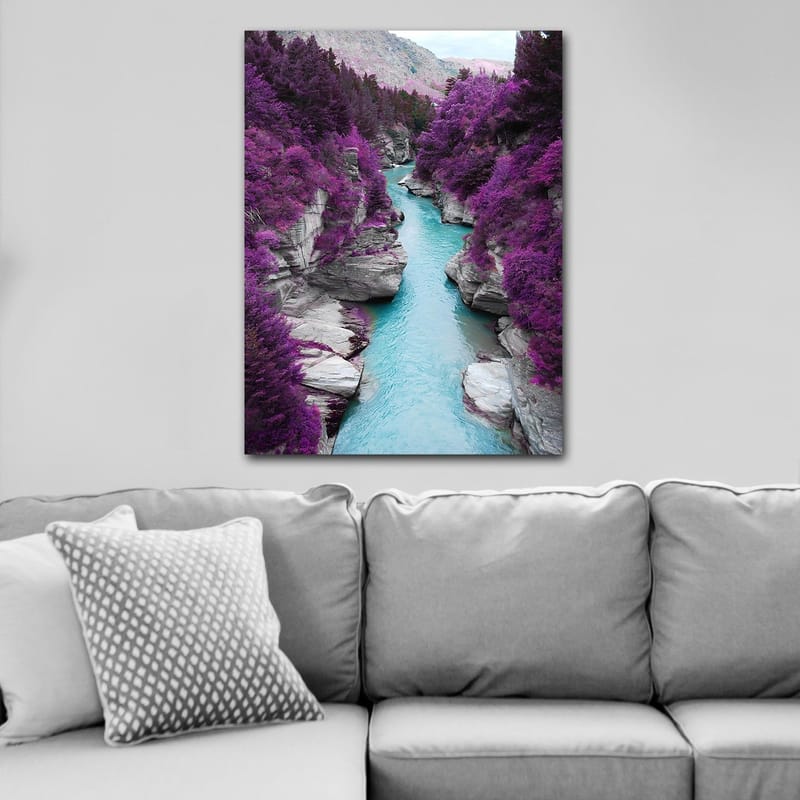 Canvastavla 70x100 cm - Färgglad flod som slingrar sig genom en bergsklyfta omgiven av lila träd och klippor - Lila / Turkos - Inredning - Tavlor & konst - Canvastavlor