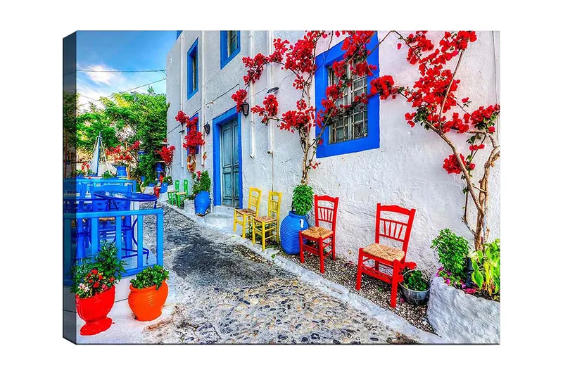 Canvastavla 70x100 cm - Färgglad gata med blommor och stolar i olika färger som skapar en livlig atmosfär, Blå / Röd / Grön