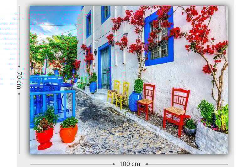 Canvastavla 70x100 cm - Färgglad gata med blommor och stolar i olika färger som skapar en livlig atmosfär - Blå / Röd / Grön - Inredning - Tavlor & konst - Canvastavlor