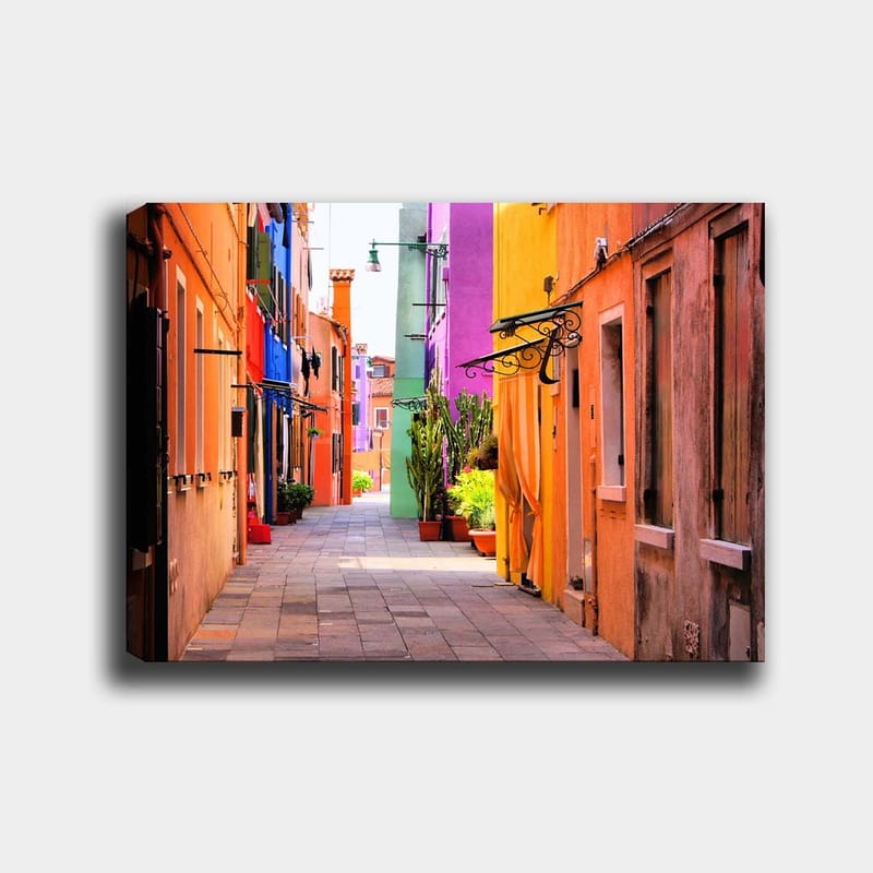 Canvastavla 70x100 cm - Färgglad gränd med livfulla hus i olika nyanser - Orange / Lila / Grön - Inredning - Tavlor & konst - Canvastavlor
