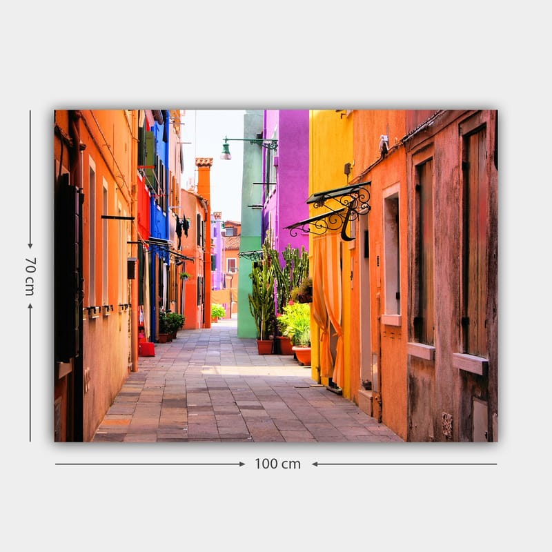 Canvastavla 70x100 cm - Färgglad gränd med livfulla hus i olika nyanser - Orange / Lila / Grön - Inredning - Tavlor & konst - Canvastavlor