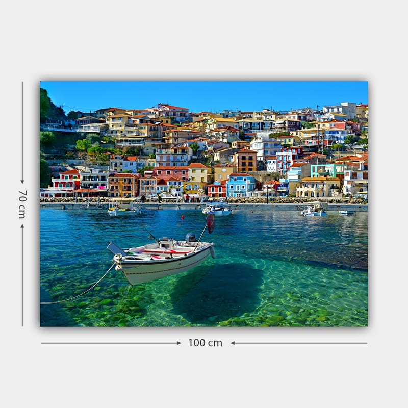 Canvastavla 70x100 cm - Färgglad hamn med en båt som ligger förankrad i klart vatten, omgiven av livliga hus - Blå / Röd / Gul - Inredning - Tavlor & konst - Canvastavlor