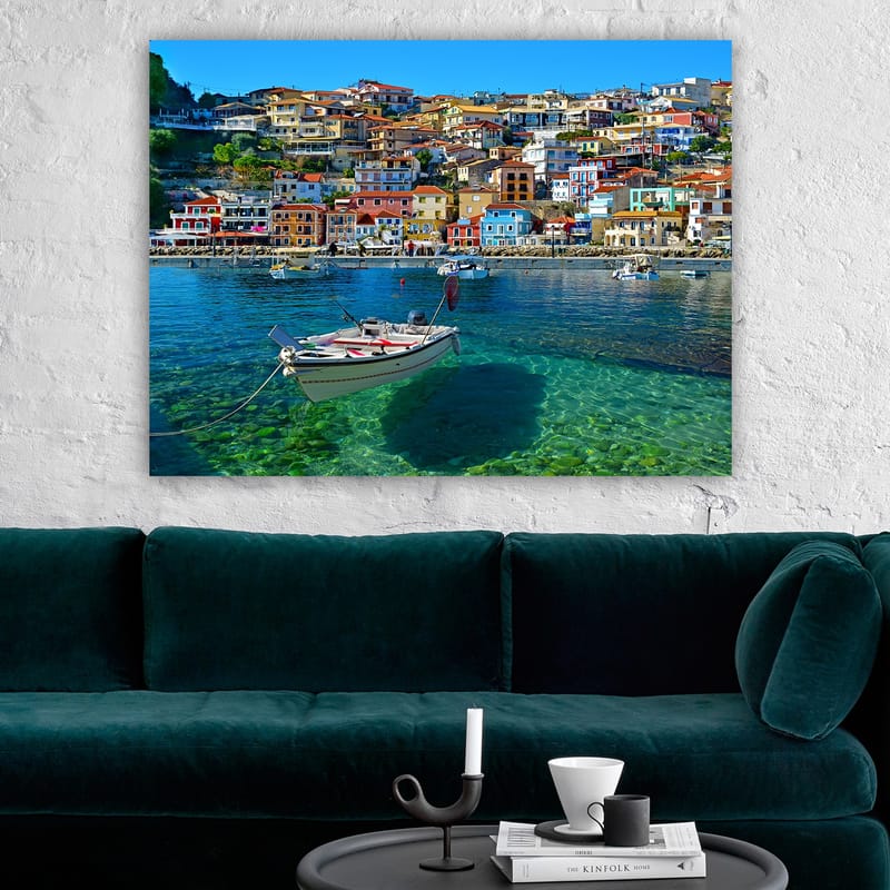 Canvastavla 70x100 cm - Färgglad hamn med en båt som ligger förankrad i klart vatten, omgiven av livliga hus - Blå / Röd / Gul - Inredning - Tavlor & konst - Canvastavlor