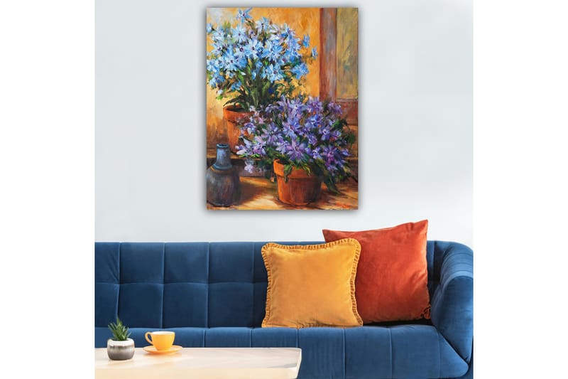 Canvastavla 70x100 cm - Färgglad komposition av blå och lila blommor i krukor - Blå / Lila / Grön - Inredning - Tavlor & konst - Canvastavlor