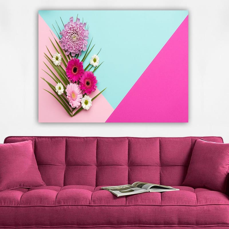 Canvastavla 70x100 cm - Färgglad komposition av blommor mot en geometrisk bakgrund i pastellfärger - Rosa / Ljusblå / Grön - Inredning - Tavlor & konst - Canvastavlor