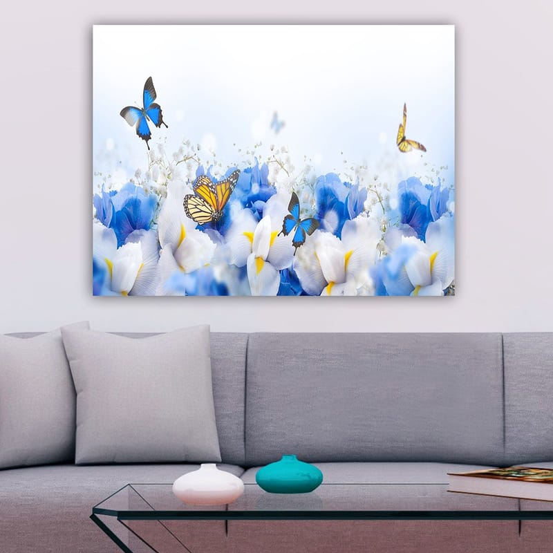 Canvastavla 70x100 cm - Färgglad komposition av fjärilar som svävar över vita och blå blommor - Blå / Vit / Gul - Inredning - Tavlor & konst - Canvastavlor